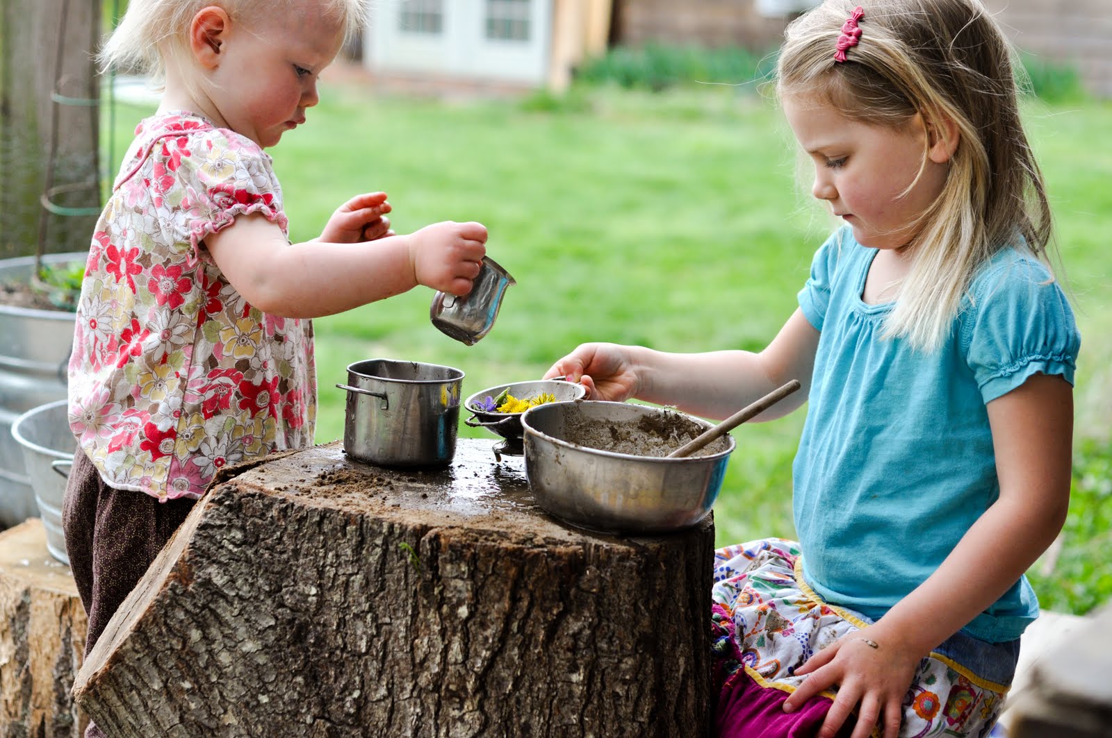 Crianças lindas brincando com um jogo de culinária